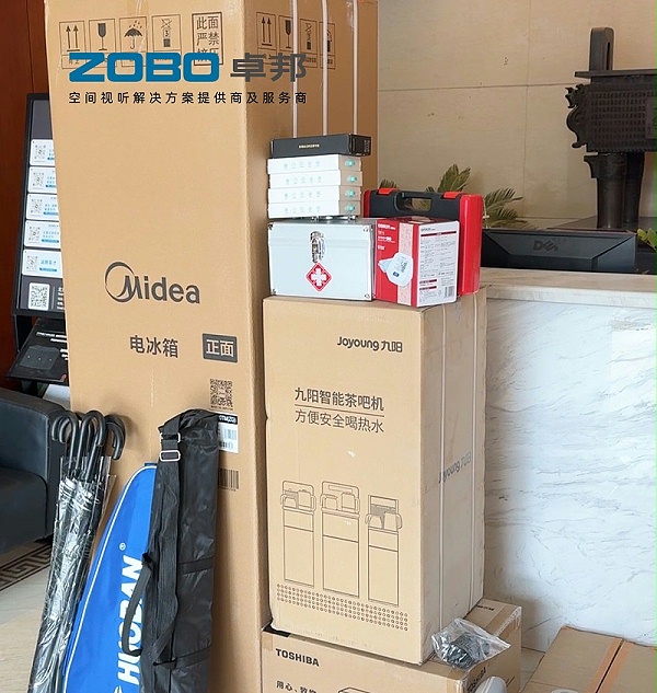 职工感言：福利“走实”更“走心” “新冰箱让自带午餐的同事不用再排队热饭”“工具箱五分钟修好会议室松动桌椅”“雨天再也不愁忘带伞”……一线职工纷纷为工会的精细化服务点赞。卓邦工会负责人表示：“此次物资配置直击职工痛点，既是关怀，更是生产力保障。我们将持续联动园区资源，做好‘职工需求清单’与‘工会服务清单’的对接，让每一位卓邦人感受到‘家’的归属感。”