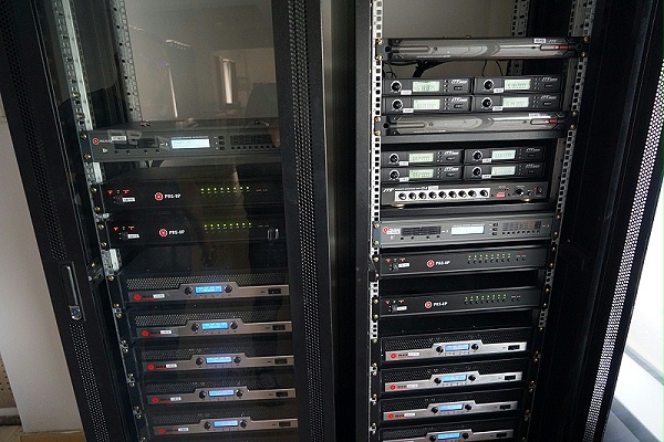 音响系统中的音箱要采用双功放驱动