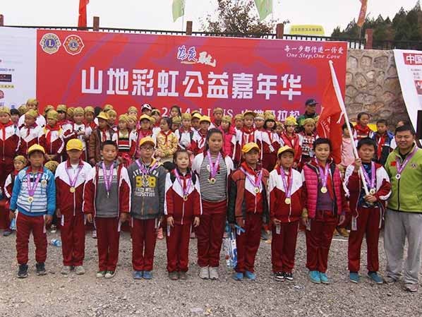 以爱之名，贴地疾行