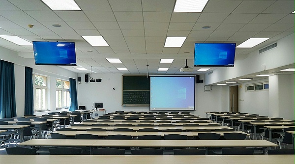 1扩声系统是学校教室音响设备的重要组成部分，主要包括音箱设备、功放器、音量控制器等