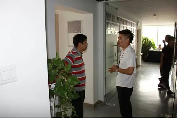 培训伙伴对卓邦新品比较满意，与讲师进一步探讨