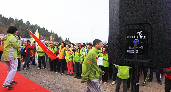 以爱之名，贴地疾行