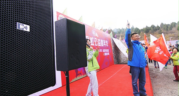 以爱之名，贴地疾行