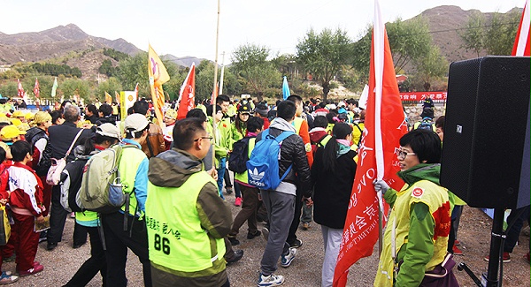 以爱之名，贴地疾行