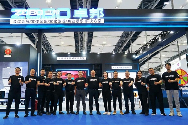 1 ZOBO卓邦在本次广州展会已如火如荼进行到第3天，虽说是临近尾期，但无论从展台内氛围还是现场人流对比前两日现场气氛，依然是活力满满，观众和买家依旧络绎不绝! 展会现场 第三天的ZOBO卓邦展位现场，依然高朋满座、人气爆棚。展会期间吸引了众多观众朋友们前来观摩、询问，参展团队成员们始终热情接待，每一次沟通都倾尽全力，每一次服务都认真对待，只为客户安心。 现场 · 交流 展会现场，ZOBO卓邦的展位人潮涌动，参观者络绎不绝。公司展示了多款新研发的音响产品，其中不乏行业内的创新之作。这些产品不仅在技术上，更在设计和应用上展现出了ZOBO卓邦对市场的敏锐洞察力和对用户需求的深刻理解。 卓邦展台的人气爆棚，无数观众驻足观看，咨询不断。参展首日盛况，相信大家已经感受到，卓邦为大家带来重磅产品及服务亮相本次展会。 技术 · 讲解 ZOBO卓邦在展会期间，不仅提供了的技术讲解和产品演示，还积极回答用户的问题，解决用户的疑虑。这种周到、细致的服务，让用户在感受到公司技术实力的同时，也体验到了公司真诚的服务态度。 ZOBO卓邦的展位依然热闹非凡。公司的技术人员和销售人员热情地向参观者介绍产品的特点和优势，解答他们的疑问和困惑。许多参观者都对ZOBO卓邦的产品表示了浓厚的兴趣，并纷纷表示希望与公司建立合作关系，共同开拓市场。这不仅是对公司技术实力的认可，更是对公司服务品质的肯定。 聚焦 · 产品 此次展会的成功举办，不仅进一步巩固了ZOBO卓邦在音视频行业的地位，也为公司未来的发展奠定了坚实的基础。未来，ZOBO卓邦将继续秉承“以技术赢市场，以服务树口碑”的经营理念，不断提升技术实力和服务品质，为用户提供更加的产品和服务。同时，公司也将积极参与行业内的交流和合作，推动整个行业的发展和进步。 展会期间，公司展示了多款新技术产品，这些产品不仅在设计上，更在性能上实现了重大突破。这些创新技术的应用，不仅提升了产品的竞争力，也为用户带来了更好的使用体验。