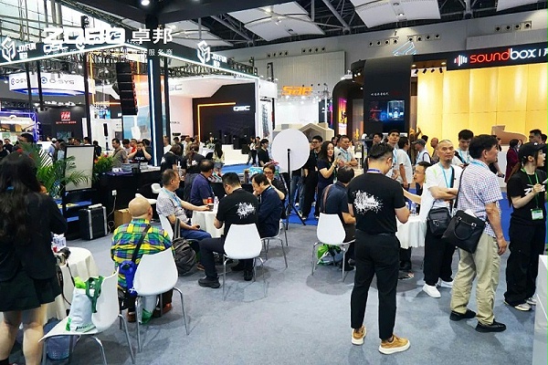 2 ZOBO卓邦在本次广州展会已如火如荼进行到第3天，虽说是临近尾期，但无论从展台内氛围还是现场人流对比前两日现场气氛，依然是活力满满，观众和买家依旧络绎不绝! 展会现场 第三天的ZOBO卓邦展位现场，依然高朋满座、人气爆棚。展会期间吸引了众多观众朋友们前来观摩、询问，参展团队成员们始终热情接待，每一次沟通都倾尽全力，每一次服务都认真对待，只为客户安心。 现场 · 交流 展会现场，ZOBO卓邦的展位人潮涌动，参观者络绎不绝。公司展示了多款新研发的音响产品，其中不乏行业内的创新之作。这些产品不仅在技术上，更在设计和应用上展现出了ZOBO卓邦对市场的敏锐洞察力和对用户需求的深刻理解。 卓邦展台的人气爆棚，无数观众驻足观看，咨询不断。参展首日盛况，相信大家已经感受到，卓邦为大家带来重磅产品及服务亮相本次展会。 技术 · 讲解 ZOBO卓邦在展会期间，不仅提供了的技术讲解和产品演示，还积极回答用户的问题，解决用户的疑虑。这种周到、细致的服务，让用户在感受到公司技术实力的同时，也体验到了公司真诚的服务态度。 ZOBO卓邦的展位依然热闹非凡。公司的技术人员和销售人员热情地向参观者介绍产品的特点和优势，解答他们的疑问和困惑。许多参观者都对ZOBO卓邦的产品表示了浓厚的兴趣，并纷纷表示希望与公司建立合作关系，共同开拓市场。这不仅是对公司技术实力的认可，更是对公司服务品质的肯定。 聚焦 · 产品 此次展会的成功举办，不仅进一步巩固了ZOBO卓邦在音视频行业的地位，也为公司未来的发展奠定了坚实的基础。未来，ZOBO卓邦将继续秉承“以技术赢市场，以服务树口碑”的经营理念，不断提升技术实力和服务品质，为用户提供更加的产品和服务。同时，公司也将积极参与行业内的交流和合作，推动整个行业的发展和进步。 展会期间，公司展示了多款新技术产品，这些产品不仅在设计上，更在性能上实现了重大突破。这些创新技术的应用，不仅提升了产品的竞争力，也为用户带来了更好的使用体验。