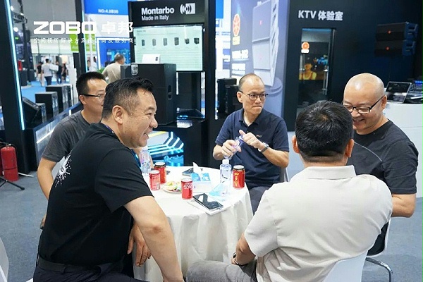 4 ZOBO卓邦在本次广州展会已如火如荼进行到第3天，虽说是临近尾期，但无论从展台内氛围还是现场人流对比前两日现场气氛，依然是活力满满，观众和买家依旧络绎不绝! 展会现场 第三天的ZOBO卓邦展位现场，依然高朋满座、人气爆棚。展会期间吸引了众多观众朋友们前来观摩、询问，参展团队成员们始终热情接待，每一次沟通都倾尽全力，每一次服务都认真对待，只为客户安心。 现场 · 交流 展会现场，ZOBO卓邦的展位人潮涌动，参观者络绎不绝。公司展示了多款新研发的音响产品，其中不乏行业内的创新之作。这些产品不仅在技术上，更在设计和应用上展现出了ZOBO卓邦对市场的敏锐洞察力和对用户需求的深刻理解。 卓邦展台的人气爆棚，无数观众驻足观看，咨询不断。参展首日盛况，相信大家已经感受到，卓邦为大家带来重磅产品及服务亮相本次展会。 技术 · 讲解 ZOBO卓邦在展会期间，不仅提供了的技术讲解和产品演示，还积极回答用户的问题，解决用户的疑虑。这种周到、细致的服务，让用户在感受到公司技术实力的同时，也体验到了公司真诚的服务态度。 ZOBO卓邦的展位依然热闹非凡。公司的技术人员和销售人员热情地向参观者介绍产品的特点和优势，解答他们的疑问和困惑。许多参观者都对ZOBO卓邦的产品表示了浓厚的兴趣，并纷纷表示希望与公司建立合作关系，共同开拓市场。这不仅是对公司技术实力的认可，更是对公司服务品质的肯定。 聚焦 · 产品 此次展会的成功举办，不仅进一步巩固了ZOBO卓邦在音视频行业的地位，也为公司未来的发展奠定了坚实的基础。未来，ZOBO卓邦将继续秉承“以技术赢市场，以服务树口碑”的经营理念，不断提升技术实力和服务品质，为用户提供更加的产品和服务。同时，公司也将积极参与行业内的交流和合作，推动整个行业的发展和进步。 展会期间，公司展示了多款新技术产品，这些产品不仅在设计上，更在性能上实现了重大突破。这些创新技术的应用，不仅提升了产品的竞争力，也为用户带来了更好的使用体验。