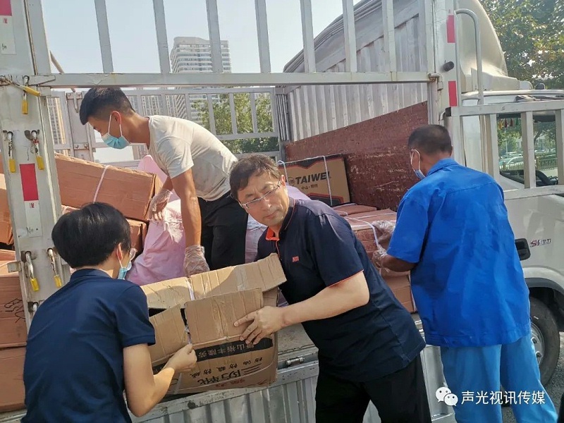 ZOBO董事长张新峰作为声光视讯行业联盟代表赴豫芒温暖灾区，传递爱心