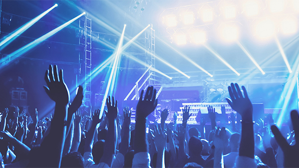 流动演出是一种公共场所的演出的音响设备，如露天体育场、广场、室内体育馆、剧场、礼堂等活动提供音响设备、音响系统、舞台音响、会议室音箱。