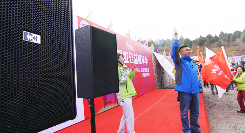 以爱之名，贴地疾行