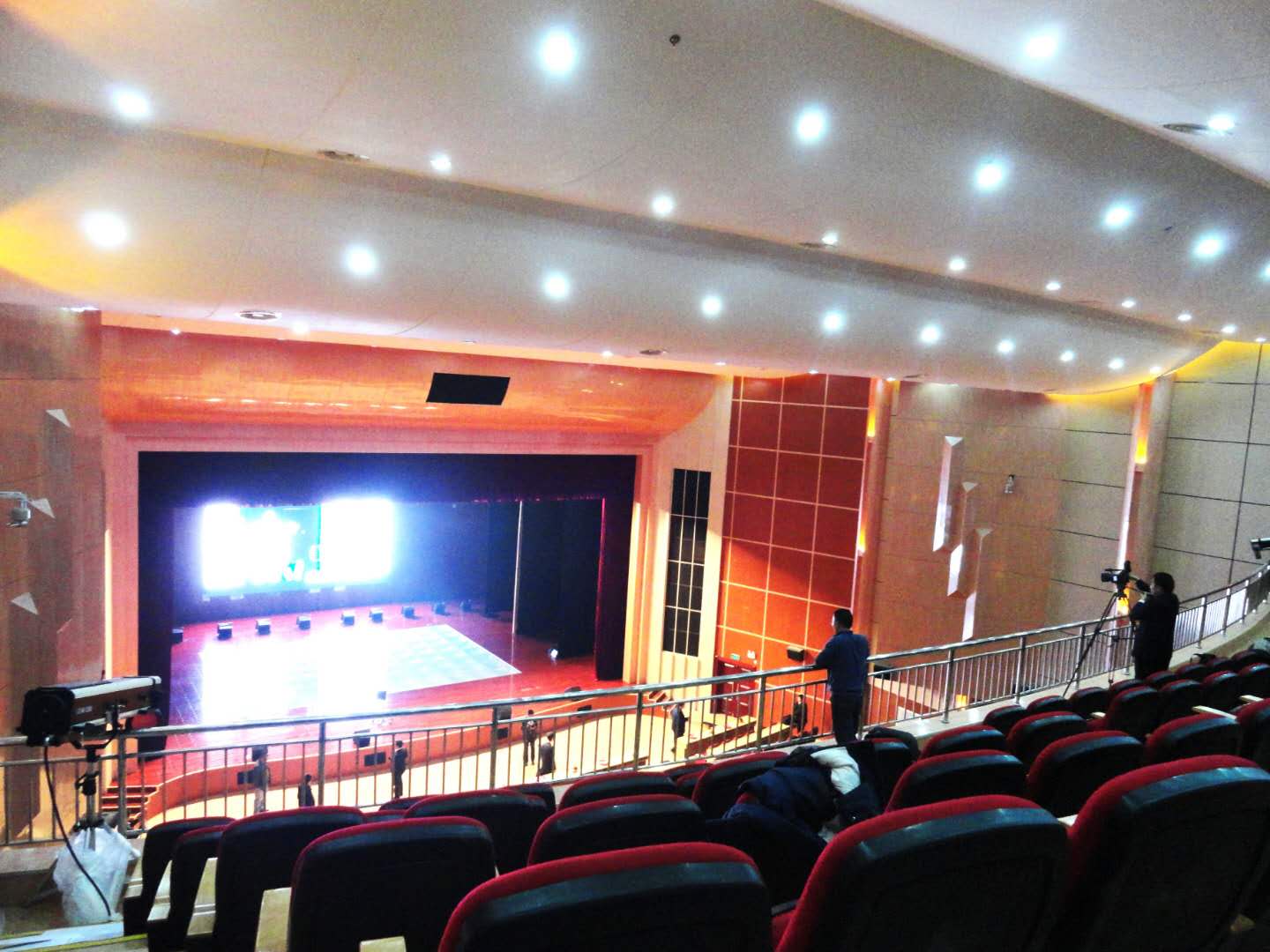 操作控制舞台音响与灯光的技巧