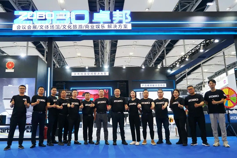 1 ZOBO卓邦在本次广州展会已如火如荼进行到第3天，虽说是临近尾期，但无论从展台内氛围还是现场人流对比前两日现场气氛，依然是活力满满，观众和买家依旧络绎不绝! 展会现场 第三天的ZOBO卓邦展位现场，依然高朋满座、人气爆棚。展会期间吸引了众多观众朋友们前来观摩、询问，参展团队成员们始终热情接待，每一次沟通都倾尽全力，每一次服务都认真对待，只为客户安心。 现场 · 交流 展会现场，ZOBO卓邦的展位人潮涌动，参观者络绎不绝。公司展示了多款新研发的音响产品，其中不乏行业内的创新之作。这些产品不仅在技术上，更在设计和应用上展现出了ZOBO卓邦对市场的敏锐洞察力和对用户需求的深刻理解。 卓邦展台的人气爆棚，无数观众驻足观看，咨询不断。参展首日盛况，相信大家已经感受到，卓邦为大家带来重磅产品及服务亮相本次展会。 技术 · 讲解 ZOBO卓邦在展会期间，不仅提供了的技术讲解和产品演示，还积极回答用户的问题，解决用户的疑虑。这种周到、细致的服务，让用户在感受到公司技术实力的同时，也体验到了公司真诚的服务态度。 ZOBO卓邦的展位依然热闹非凡。公司的技术人员和销售人员热情地向参观者介绍产品的特点和优势，解答他们的疑问和困惑。许多参观者都对ZOBO卓邦的产品表示了浓厚的兴趣，并纷纷表示希望与公司建立合作关系，共同开拓市场。这不仅是对公司技术实力的认可，更是对公司服务品质的肯定。 聚焦 · 产品 此次展会的成功举办，不仅进一步巩固了ZOBO卓邦在音视频行业的地位，也为公司未来的发展奠定了坚实的基础。未来，ZOBO卓邦将继续秉承“以技术赢市场，以服务树口碑”的经营理念，不断提升技术实力和服务品质，为用户提供更加的产品和服务。同时，公司也将积极参与行业内的交流和合作，推动整个行业的发展和进步。 展会期间，公司展示了多款新技术产品，这些产品不仅在设计上，更在性能上实现了重大突破。这些创新技术的应用，不仅提升了产品的竞争力，也为用户带来了更好的使用体验。